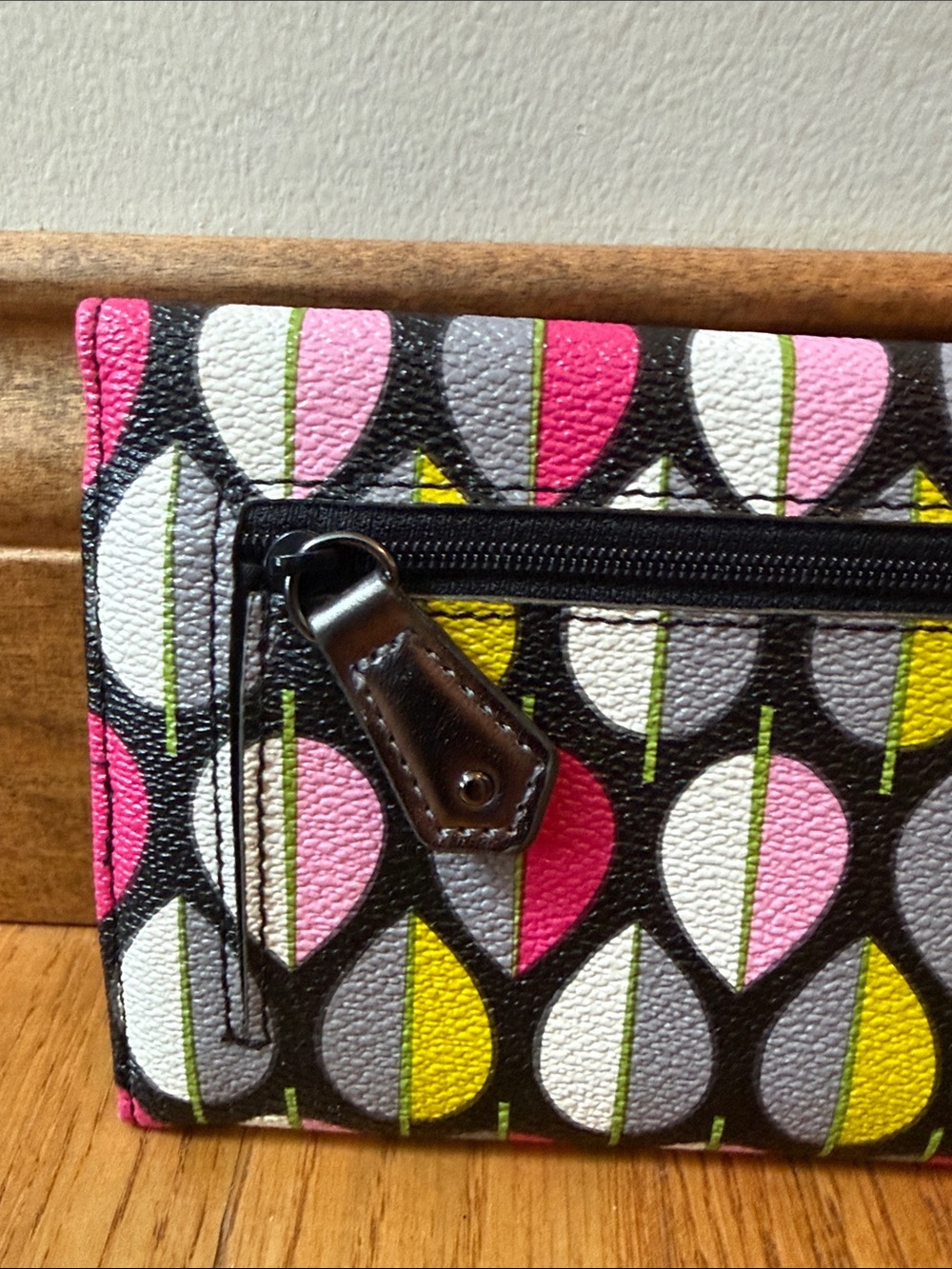 Vera Bradley Moon Drops Trifold Wallet Lots of Card Slots Magnetic Closure - Picture 8 of 9